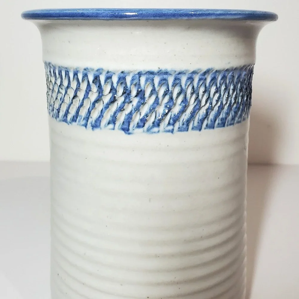 Pottery hand thrown utensil holder, white and blue, marked near base,‎ texture